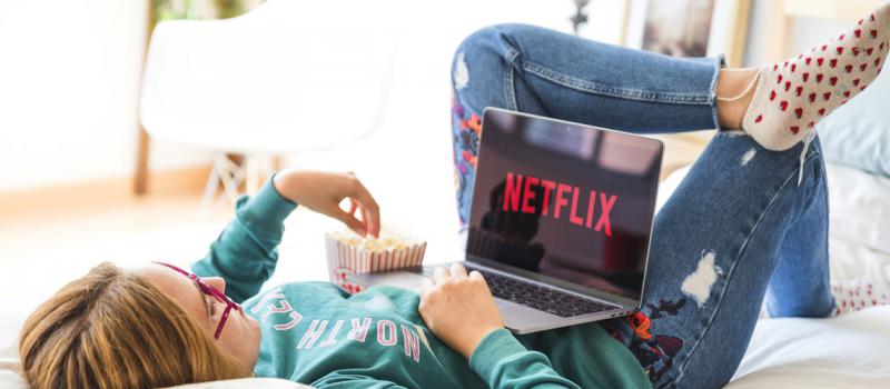 Netflix es una de las plataformas digitales con más usuarios en Ecuador y con mayores descargas en Apple Store y en Google Play y desde el 16 de septiembre su servicio paga IVA. Foto: Freepik.es