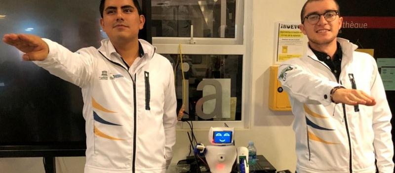 Los estudiantes de Mecatrónica Brian Pinos y Víctor Uguña crearon el robot que se llama Asibot, que imita los movimientos de terapias físicas