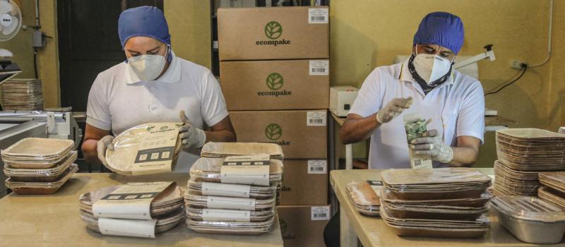 Rubén Chimborazo y Ramiro Jara, trabajadores de Ecompake, embalan los productos en la bodega de la empresa para su distribución a los clientes. Fotos: Xavier Caivinagua / LÍDERES