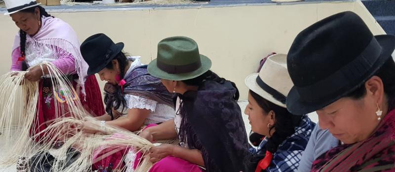 Los sombreros que vende la firma los realizan 400 artesanas de Cañar y Azuay. Se los decora con cintas, mullos, semillas de la Sierra y Amazonía. Foto: Cortesía Taytta Hats