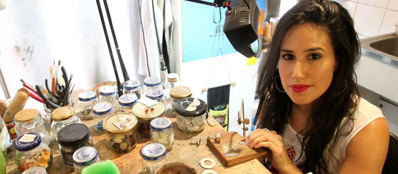 Fernanda Barragán elabora joyas y accesorios en plata, que se venden en Wiksi. La tienda también ofrece adornos hechos a mano para el hogar. Fotos: J. Estrella / LÍDERES  y  Cortesía Wiksi