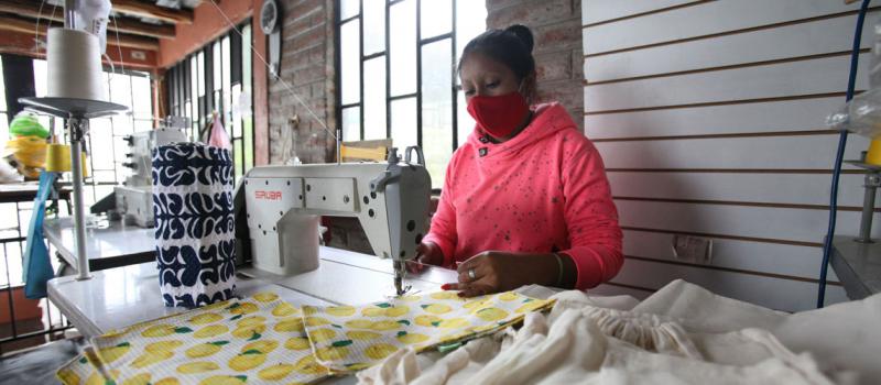 El emprendimiento tiene una producción mensual de  3 000 fundas, que se elaboran en un taller de costura, aliado, ubicado en el norte de Quito. Foto: Julio  Estrella / LÍDERES