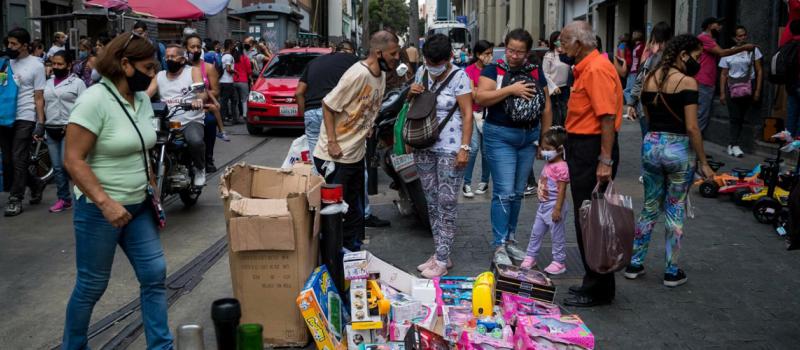 Los venezolanos realizaron compras en Caracas en diciembre pasado para las festividades de Navidad. Foto: EFE