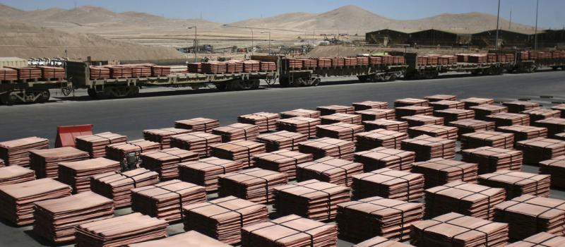 Varios cargamentos de cátodos de cobre dentro de la mina Escondida, cerca de Antofagasta, en Chile. Foto: Iván Alvarado / Reuters