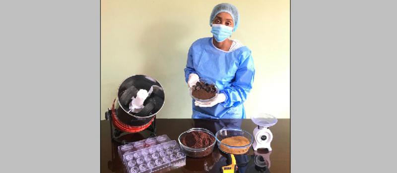 Bertha Ponce, cofundadora de Aents, en la elaboración del chocolate con ishpingo, uno de los productos de la Asociación. Foto: Cortesía Aents