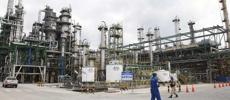 El petróleo llega a través del oleoducto a la refinería de Esmeraldas. En la imagen se observa a los trabajadores en la planta hidrocarburífera, ubicada en la zona costera norte del país. Foto: archivo / LÍDERES