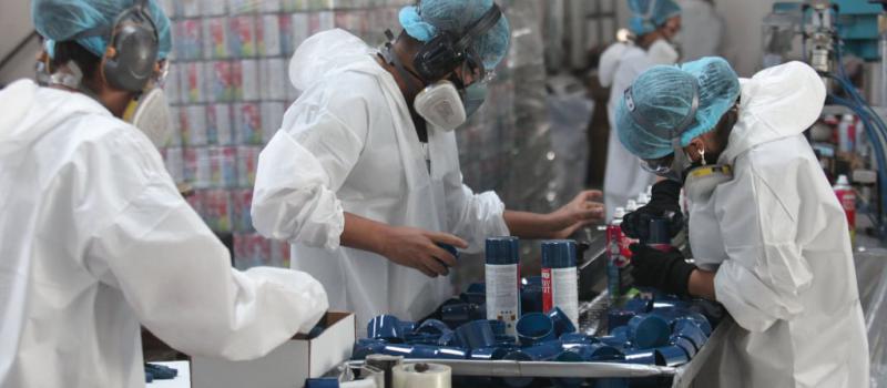 Abrodesivos del Ecuador produce 12 millones de onzas de pintura en spray al año, en su planta, ubicada en la parroquia de Amaguaña, en Quito. Foto: Julio Estrella / LÍDERES