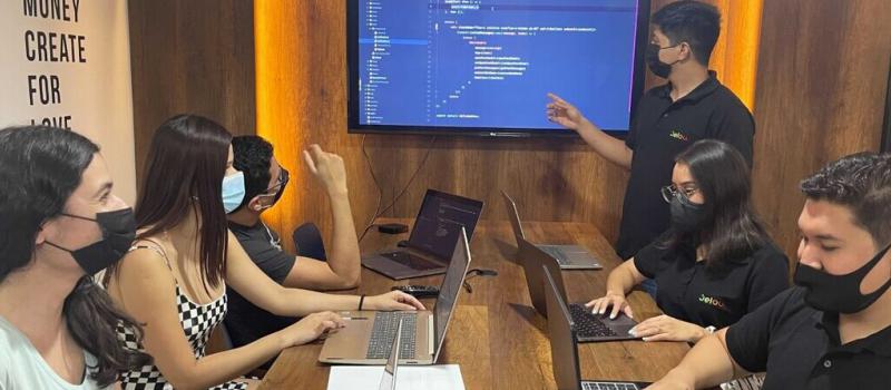 El equipo de 01-Lab desde sus oficinas en Guayaquil. La startup que desarrolló un software de ‘chatbot’ se está expandiendo hacia Chile y Colombia. / Cortesía: 01- Lab