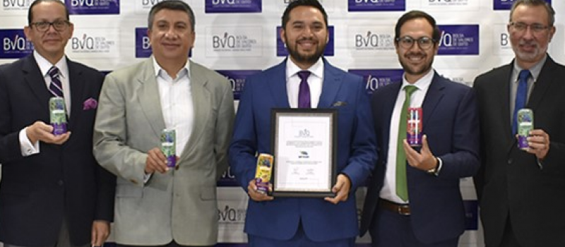 Los principales ejecutivos de Waykana y de la Bolsa de Valores de Quito participaron este 1 de septiembre del 2021 en el tradicional 'campanazo'. Foto: Cortesía de Waykana