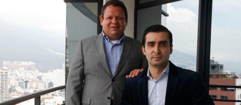 Pablo Zárate y Juan Carlos Barragán están al frente de PagoPlux, una fintech que creó un gestor de pagos para los emprendedores y empresas. Foto: Galo Paguay / LÍDERES