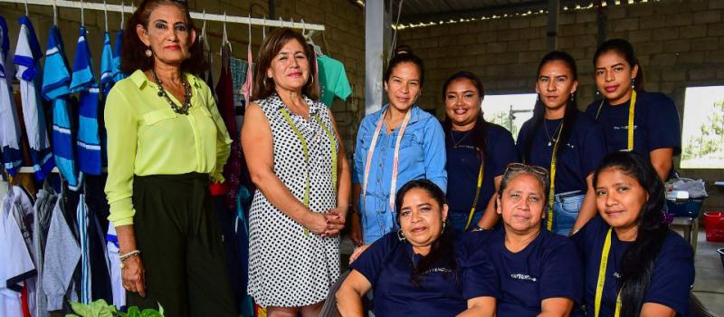 María Teresa Puga invirtió en un taller de confección en Guayaquil, donde da trabajo a siete personas. Foto: Enrique Pesantes / LÍDERES