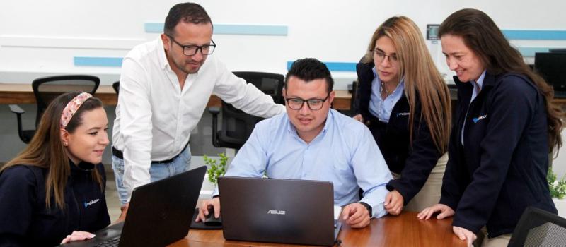 El equipo de trabajo se reúne en sus oficinas en Quito, pero también dan servicio de forma virtual a sus clientes en el exterior. Esperan expandirse a Latinoamérica. Foto: Patricio Terán/Líderes.