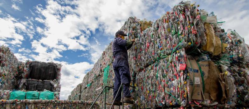 La planta recicladora de botellas de plástico realiza el proceso de transformación para obtener la resina que se usa para fabricar nuevas botellas. Fotos: Carlos Noriega / LÍDERES