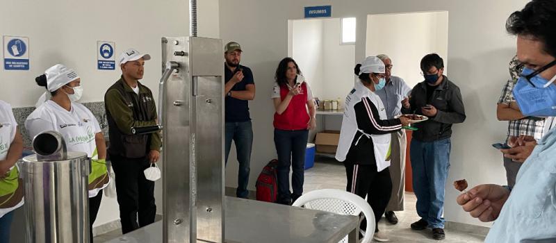 Las mujeres de la Asociación de Producción Alimenticia Mujeres Emprendedoras Manantial de Colonche producen elaborados cárnicos. Foto: Cortesía/ Aecid