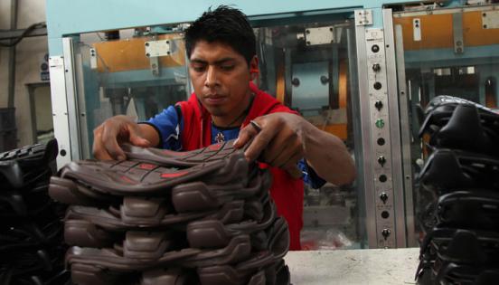 Víctor Navas, gerente de Milplast en Ambato, controla que la producción sea de alta calidad; con ella abastece a las fábricas de calzado del país. Foto: Foto: Glenda Giacometti / LÍDERES.