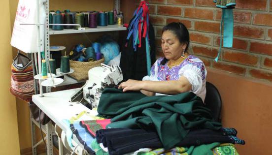 Esther Tambi inició la microempresa; lleva cerca de cuatro década con el bordado. Fotos: Francisco Espinoza para LÍDERES