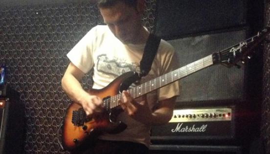 A Álex Jerves le gusta tocar guitarra. Hace deportes y busca motivar a los jóvenes. Foto: Julio Estrella / LÍDERES