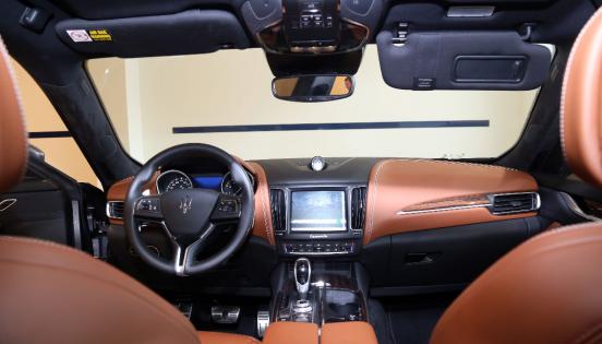 En Ecuador, los vehículos tendrán precios que arrancan en los USD 165 000 y superan los USD 300 000. En la foto, el interior del Maserati Levante un vehículo SUV. Foto: Diego Pallero / EL COMERCIO