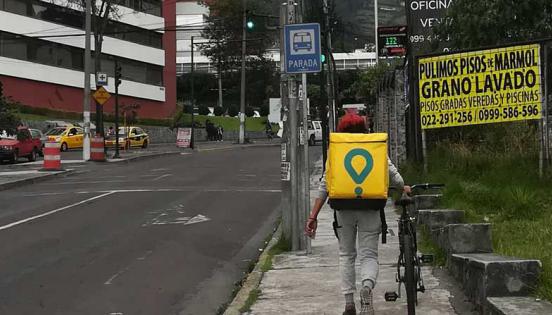 Un ‘delivery’ de Glovo camina por la avenida Mariana de Jesús, empujando su bicicleta. Foto: LÍDERES