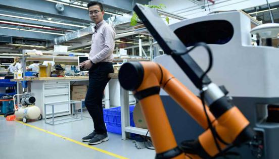 Zhang Zhaohui es el CEO de Youibot, una empresa que produce robots autónomos. Foto: AFP