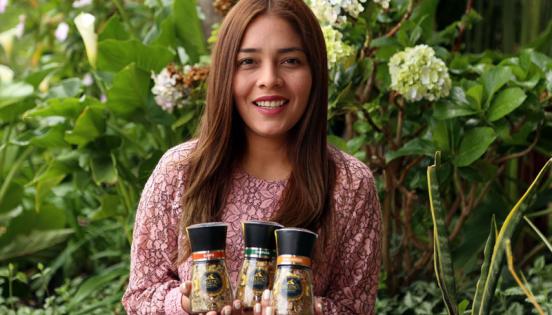 Los productos de Salsticio vienen en frascos de 150 g con su propio molino. Michelle Plúa es una de las socias de esta empresa. Foto: Diego Pallero / LÍDERES