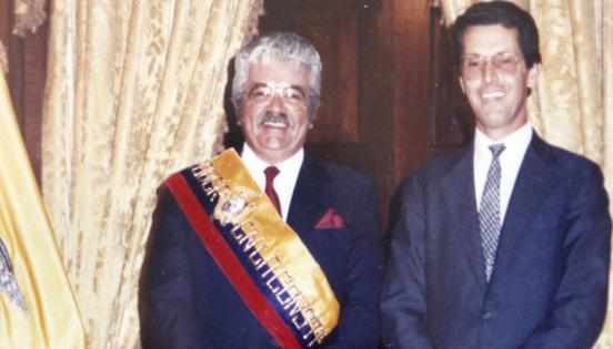 Nelson Thurdekoos fue embajador de Ecuador en Japón. En las fotos aparece con el expresidente León Febres Cordero, con Raúl Alfonsín y en un viaje diplomático a Australia.