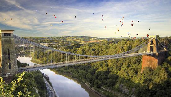 Bristol es conocida como la ciudad de los puentes, botes y globos. Foto: EFE