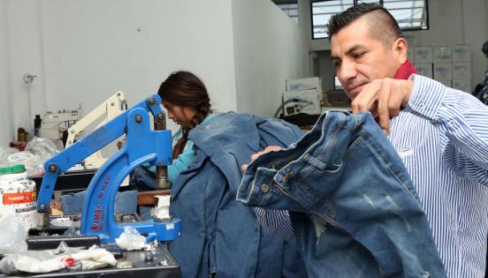 La colocación de la marca es uno de los puntos importantes en la confección de los pantalones jeans que se venden en todo el país. Foto:   Willian Tibán para LÍDERES