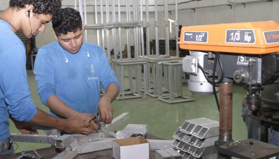 La planta de producción está ubicada en  la Vía Durán–Tambo, en las afueras de Guayaquil. La firma tiene 60 colaboradores.