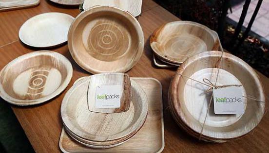 El emprendimiento Leaf Packs elabora platos biodegradables.