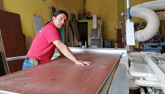 Darwin Montero emigró a España. Ahora tiene con sus hermanos un negocio de carpintería. Foto: Fabián Maisanche / LÍDERES