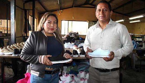 Norma Maisancho y Fernando Moposita son los propietarios de la empresa productora de Calzado en la ciudad de Ambato.
