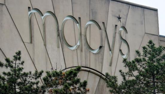La fachada de un local de la cadena Macy’s. La célebre cadena busca levantar miles de millones de dólares para mantenerse a flote.