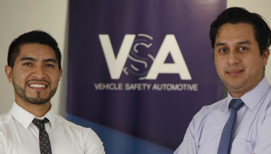 Javier Guijarro, responsable de calidad, y Patricio Lalama, director técnico de la empresa Vehicle Safety Automotives (VSA).