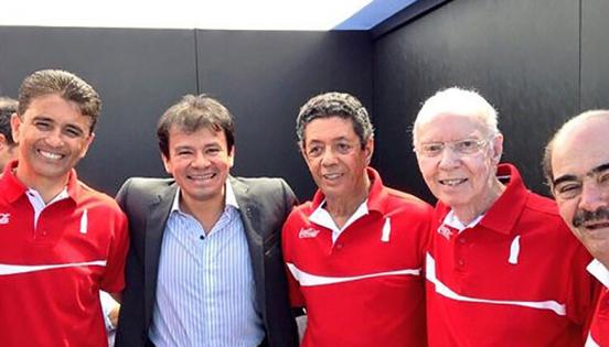 Javier Meza está con los campeones mundiales históricos de Brasil . Foto: cortesía