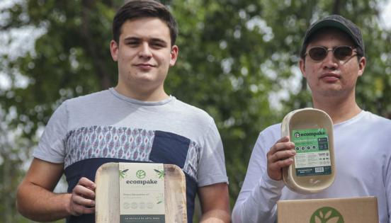 Tomás Rodas y Juan Marcelo Vidal, cofundadores de la marca de productos ecológicos Ecompake, con sede en la ciudad de Cuenca.