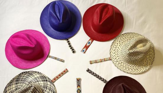 Cada diseño de sombrero es único, según la propietaria de la firma. El 80% de la oferta de la compañía se envía a diferentes países del mundo.