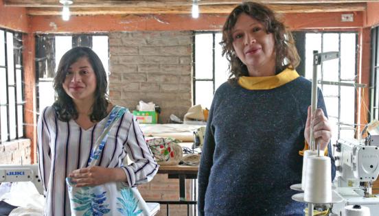 Lizbeth Correa y Elizabeth Mera, copropietarias del emprendimiento I´m Green , de fundas de tela, que opera comercialmente desde el 2019.