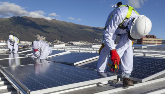 Una imagen de cómo se instalan las plantas solares en el techo de una infraestructura. También se colocan en los terrenos aledaños.